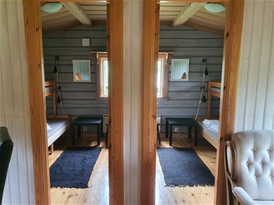 Två öppna dörrar som leder in till sovrummen. 
