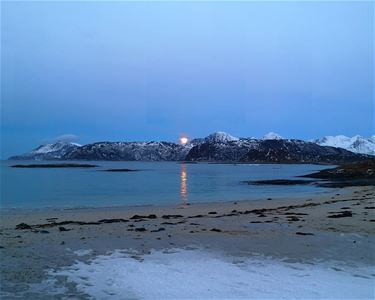 Sola titter over fjellene 