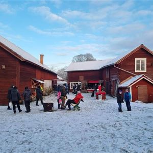 Ulrika Bergvall ,  © Ulrika Bergvall , Barn som leker i snön.
