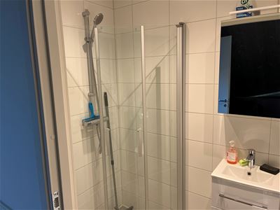 Badrum med dusch.