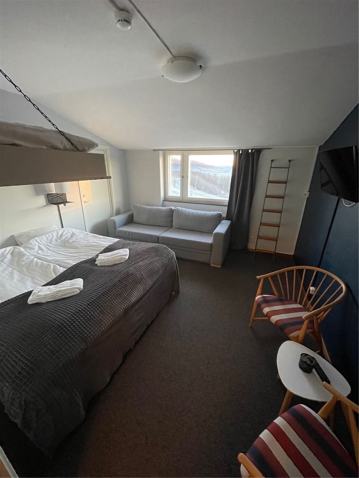 Dubbelrum med bäddsoffa och överslaf image 1