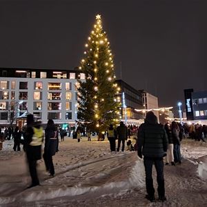Mari Rokkan,  © Mari Rokkan, Lighting the Christmas tree in Svolvær