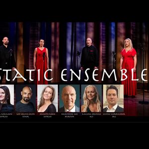 Medlemmarna i Ecstatic Ensemble står  på en scen iklädda rött och svart.