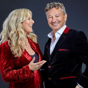 Musikalstjärnan Gunilla Backman tittar skrattande mot Anders Ekborg.