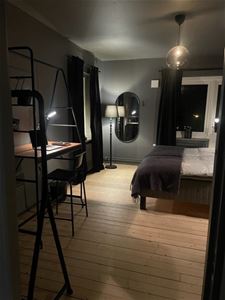 Med arbetsyta och balkong