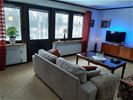 vardagsrum med soffa och tv