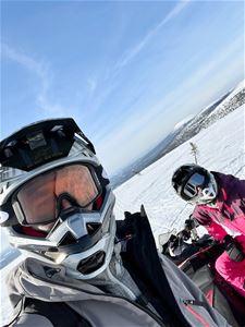 Close photo of snowmobile drivers 