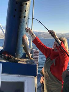 Dame har fått en fisk