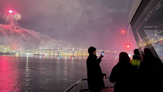 Tromsøbrua og fyrverkeri fra Fjellheisen