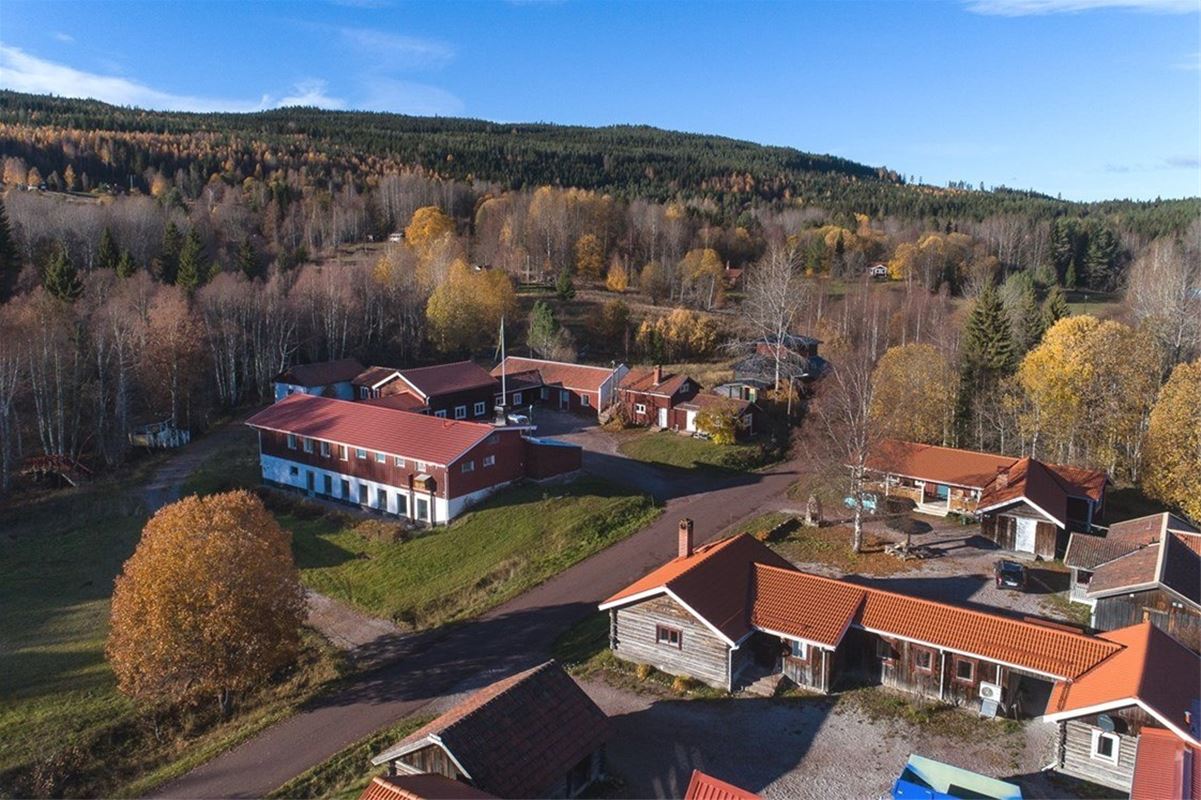 Flygfoto en höstdag över Hornberga Gård