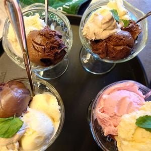 Fyra dessertskålar med glass. 