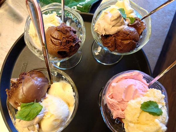 Fyra dessertskålar med glass.  