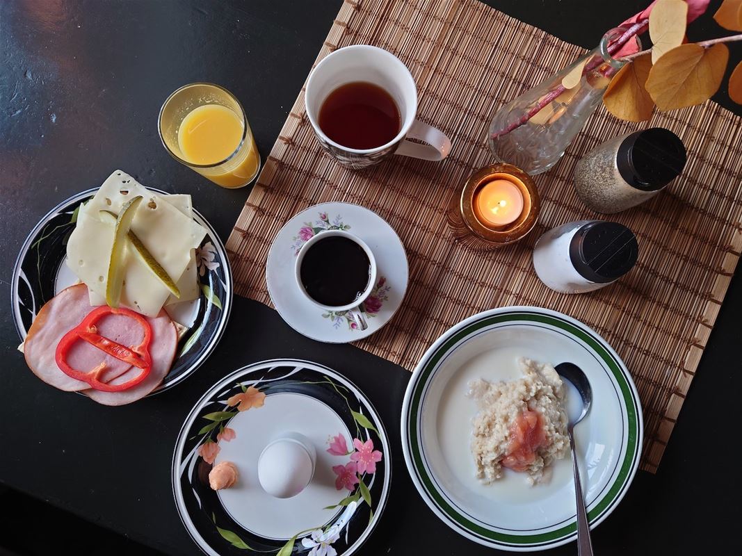 Frukost uppdukat på ett bord. 