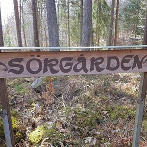 Skylt med namnet Sörgården