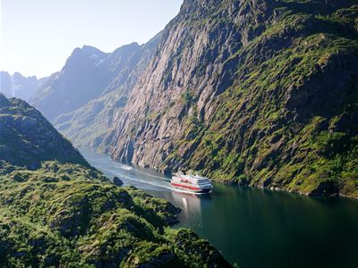 Round trip by bus and Hurtigruten ship into Trollfjord from Lofoten