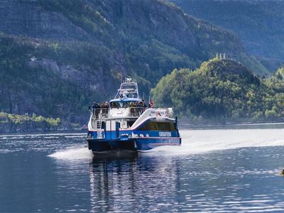 Fjord cruise to Mostraumen with dinner at Bryggen Tracteursted