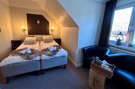 A double bed.