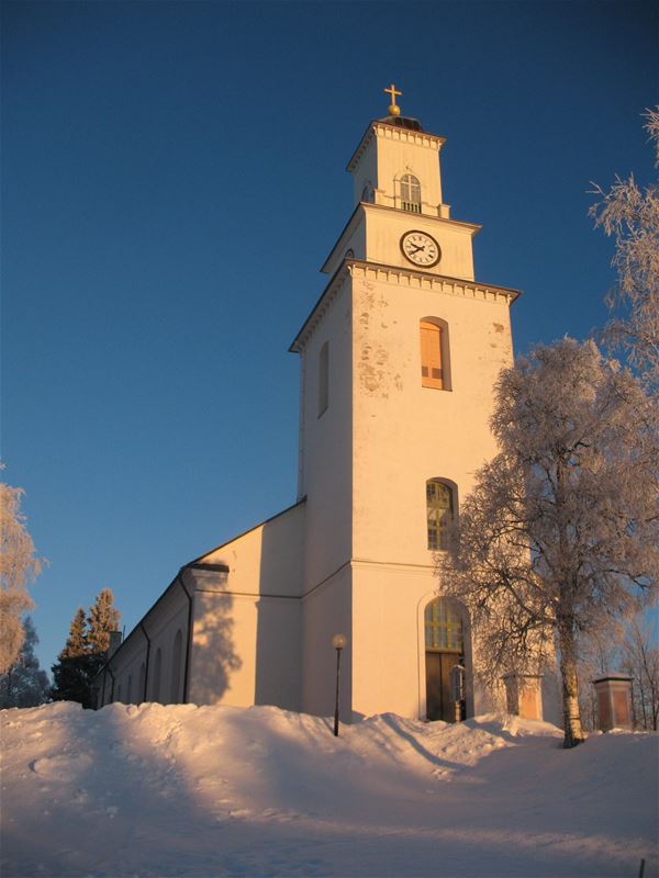 Boda kyrka med snö.