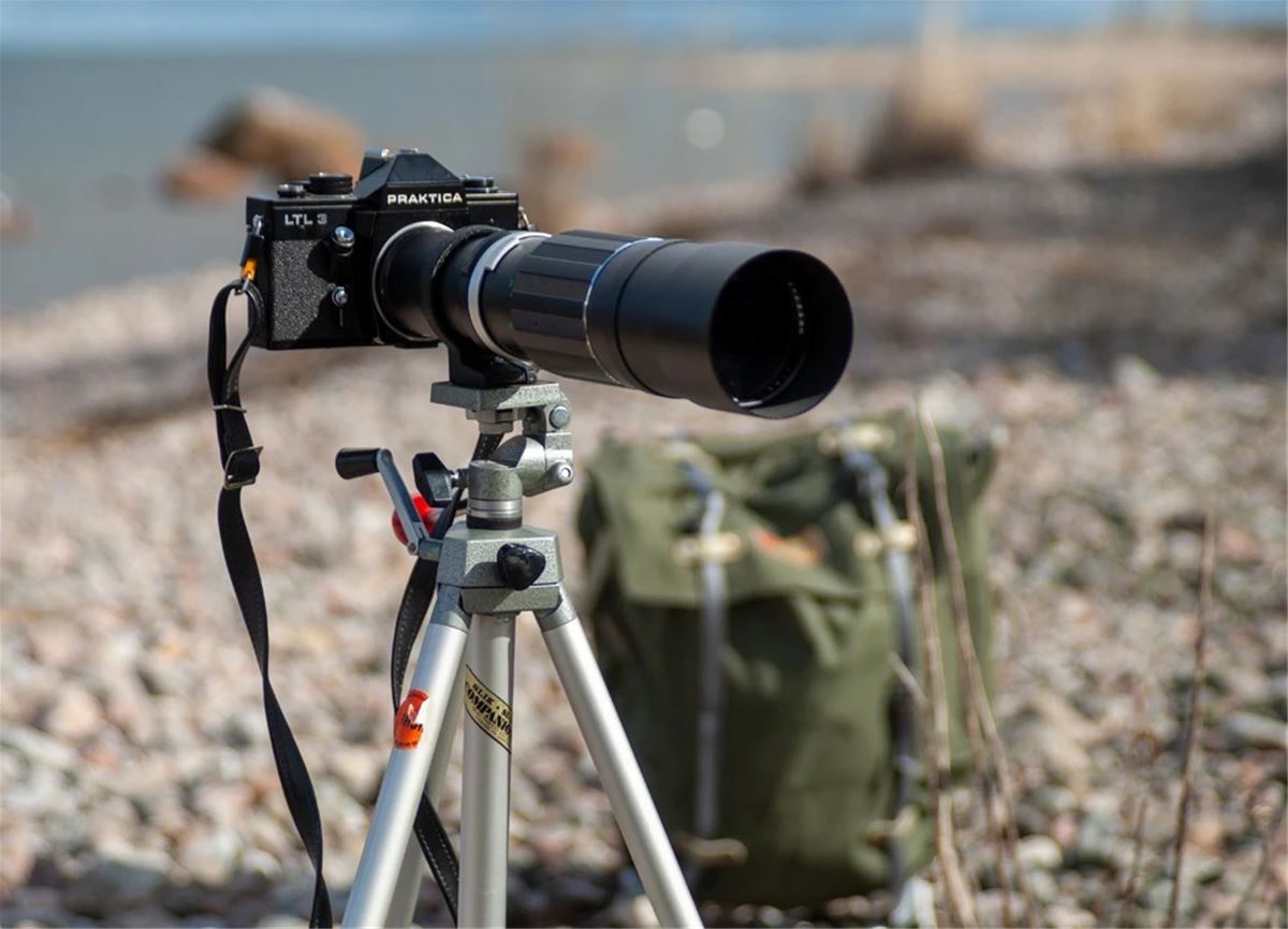 Färgbild med en systemkamera på stativ i strandmiljö