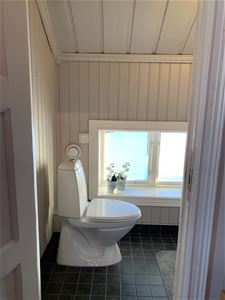 Ljust badrum med wc.