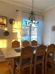 Stort köksbord med stolar.