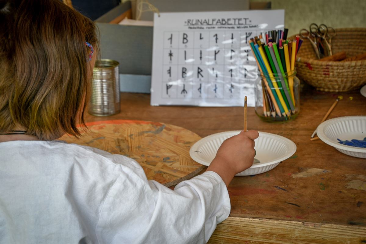 Ett barn som målar.