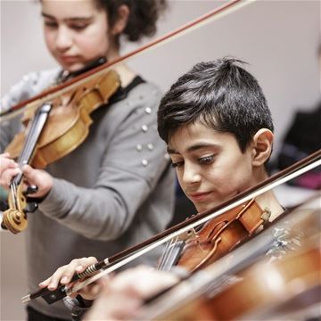 Tre kulturskoleelever spelar fiol