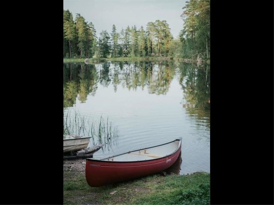 Two canoes close to the lake.
