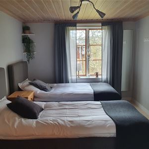 Ett sovrum med två enkelsängar
