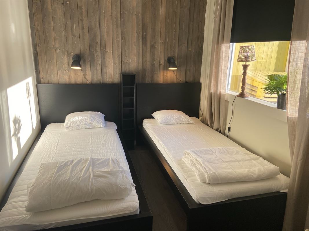 Två sängar i ett litet rum.