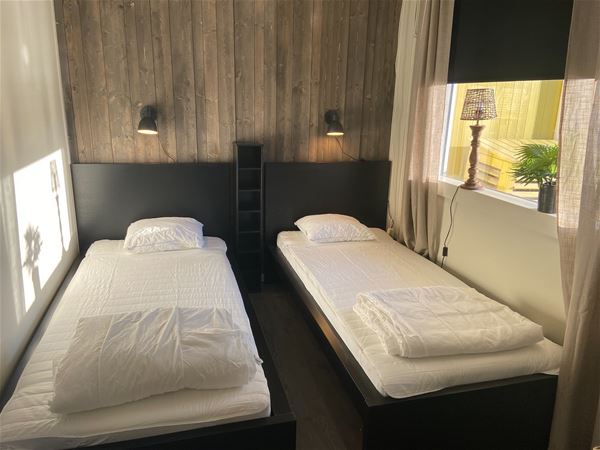 Två sängar i ett litet rum. 