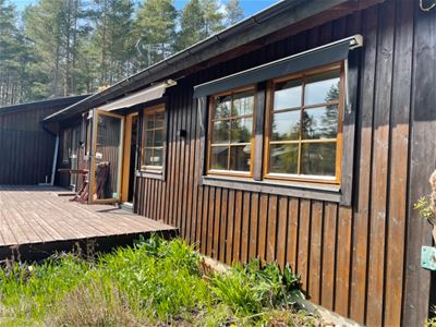 Färgbild fasad av hus med fönster