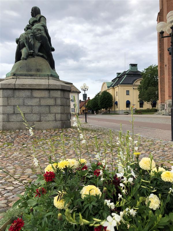  på Stora Torget i Falun med en blomuppsättning i nederkant av bilden.