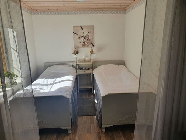 Ett sovrum med två enkelsängar 