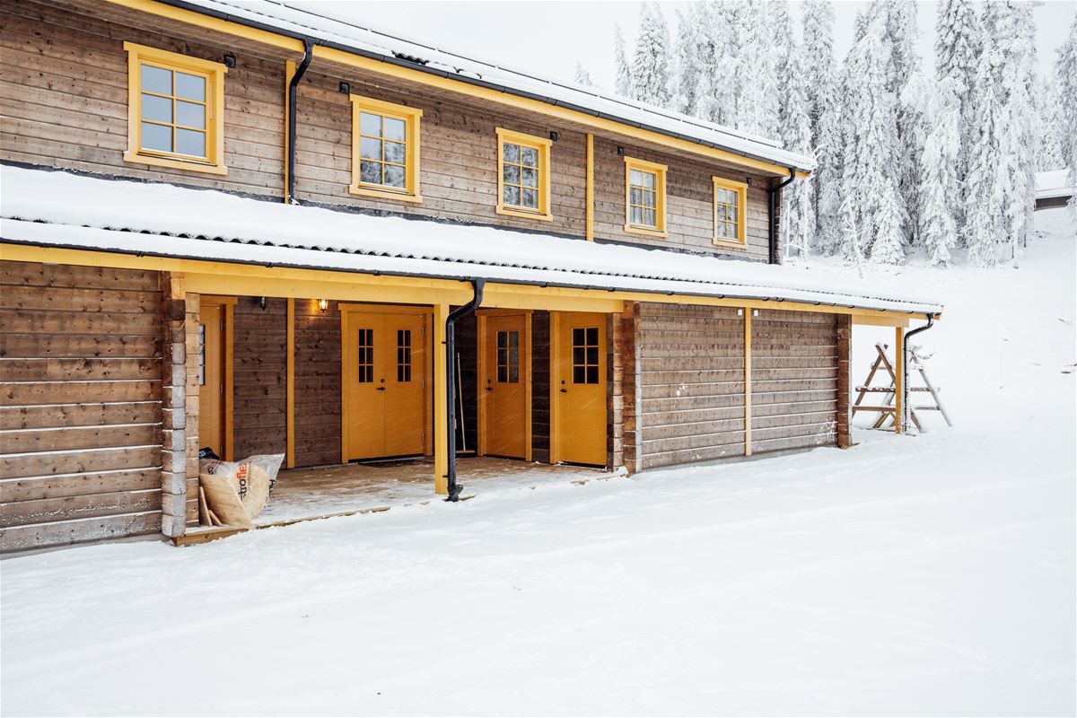 Exteriör av lägenhetshus på Idre Himmelfjäll.