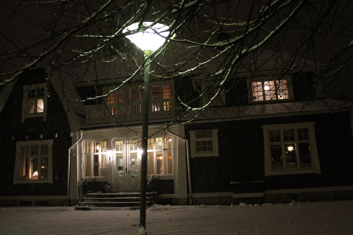 Trunna Hostel in winter darkness. 