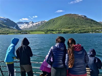 Folk fisker med fjorden bak