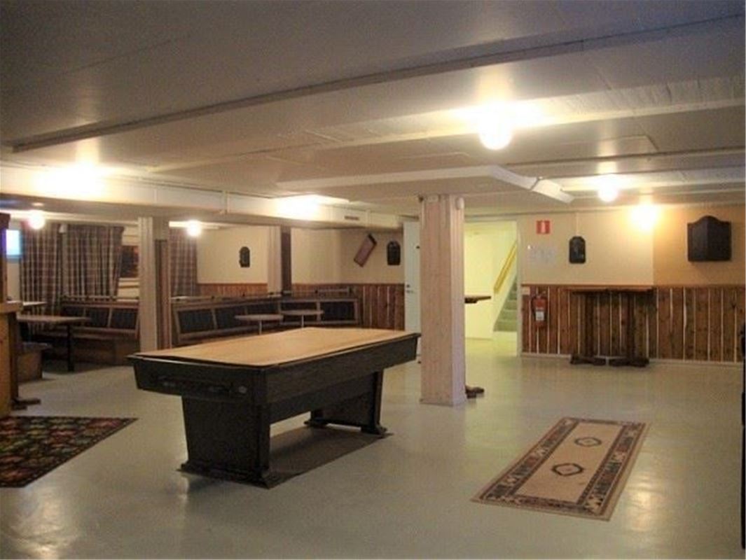 Large room in the basement with pillars. 