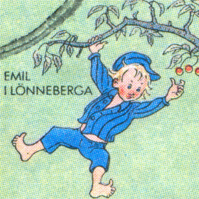 Emil hänger i träd med röda bär