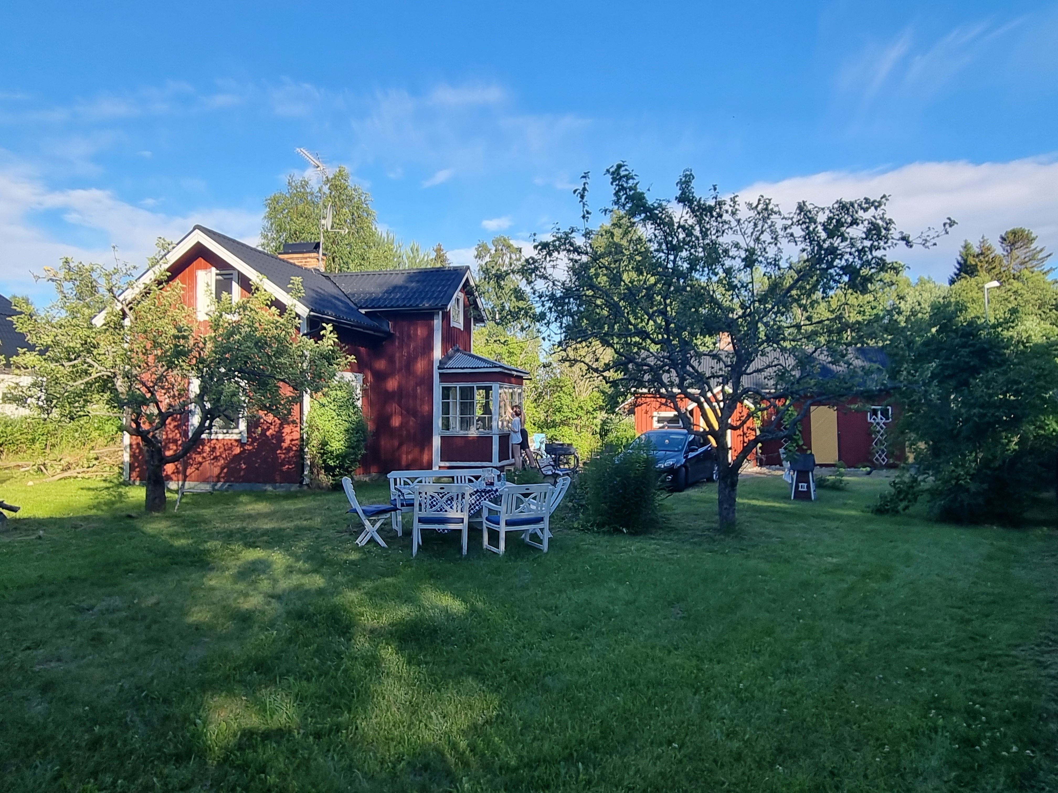 Charmig stuga nära Stenö Camping