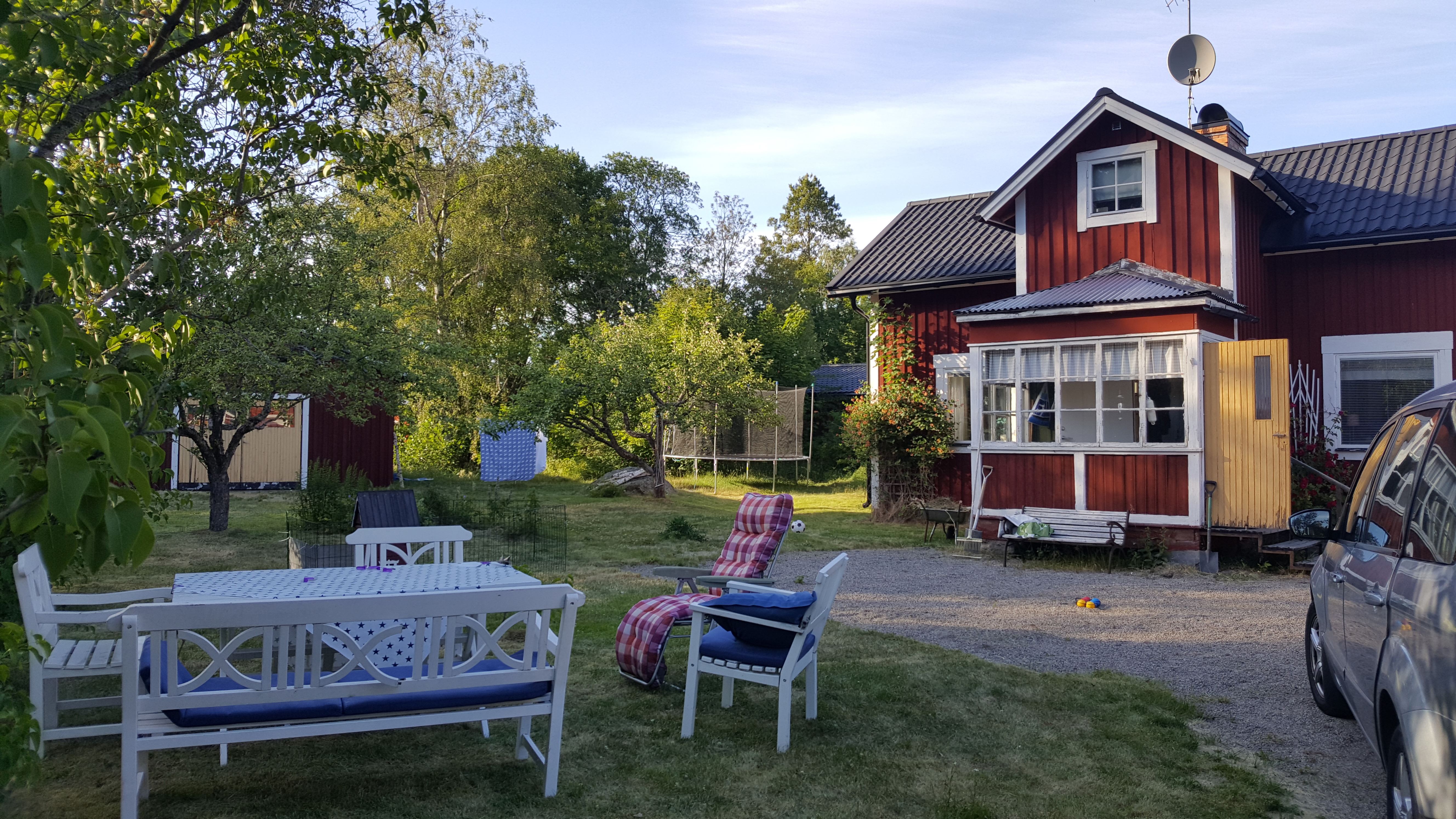 Charmig stuga nära Stenö Camping