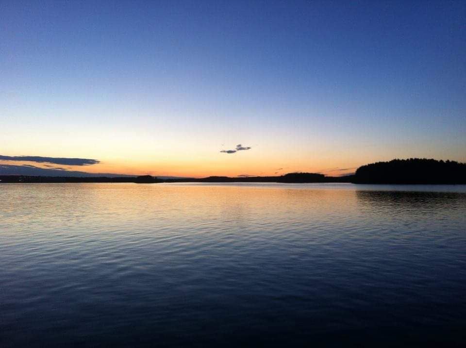 Charmig stuga nära Stenö Camping