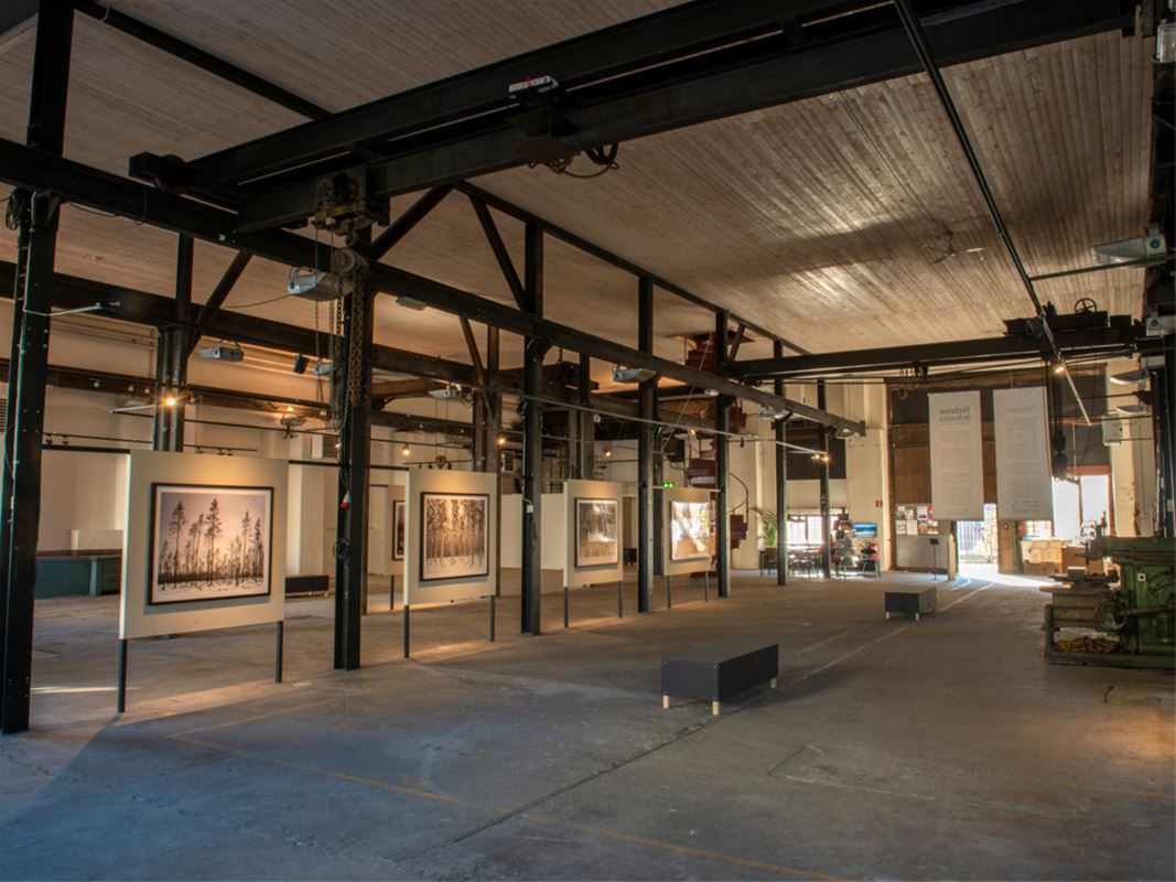 Utställningshallen belägen i valsverkets gamla mekaniska verkstad.