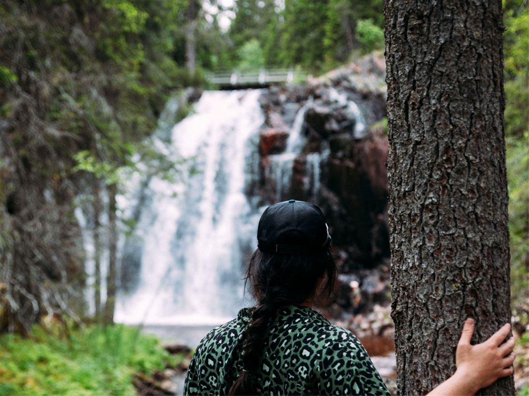 Kvinna tittar på vattenfall.