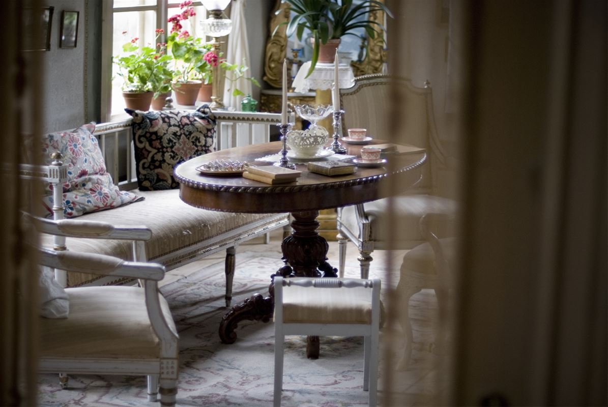 Authentic, bourgeois and untouched turn-of-the-century home from the 19th century.