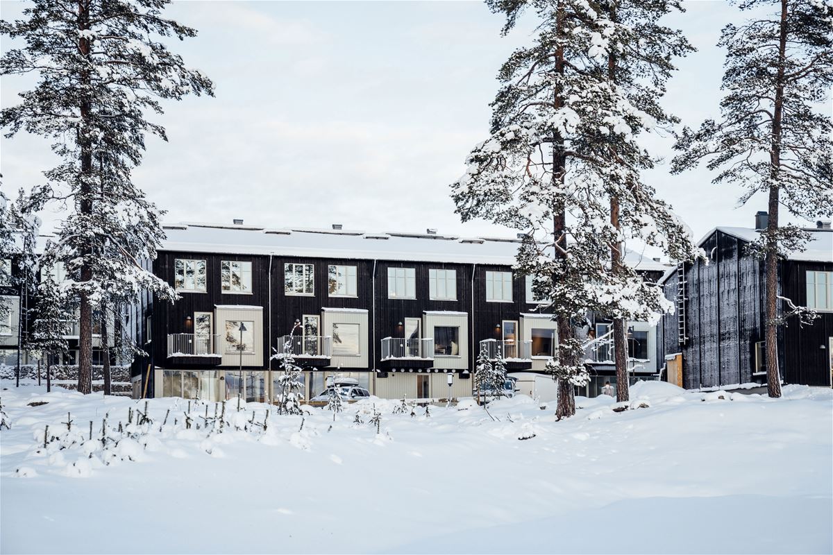 Exteriör av lägenhetshus i Idre.