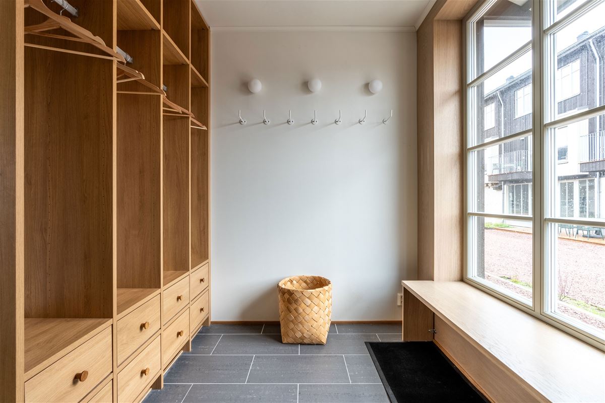Hall med jackhängare.