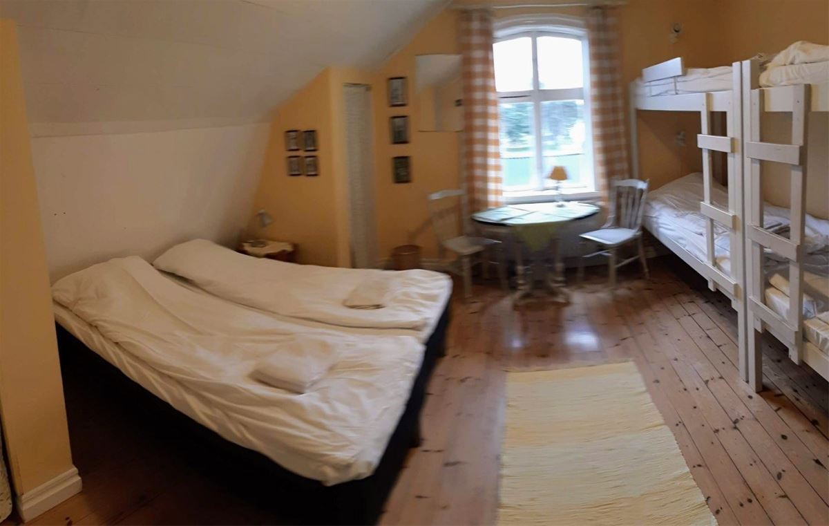 6-bedded room - pets allowed image 1