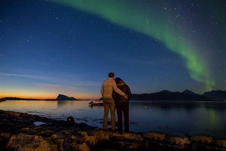 Et par som ser på nordlyset