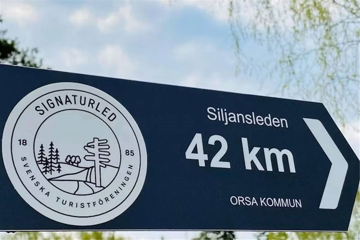 Skylt som visar till Siljansleden. 